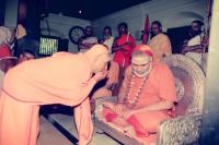 Seeking Blessings of HH Narayanashram Swamiji and Jagadguru, Sringeri (27 Feb 1997)